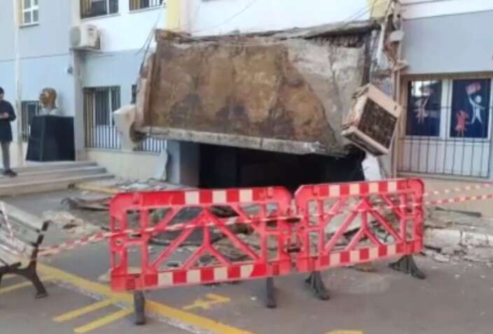 İlkokulda beton saçak aniden çöktü, faciadan dönüldü 4